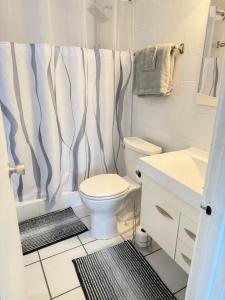 Ένα μπάνιο στο 1BR Beach Condo In Condado +13 φωτογραφίες