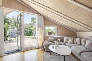 un salon avec un canapé et une table dans l'établissement SL223-Slagelse-Agervej-25, à Slagelse