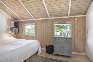 - une chambre avec un lit, un lavabo et 2 fenêtres dans l'établissement SL223-Slagelse-Agervej-25, à Slagelse