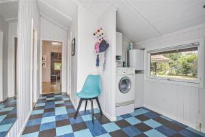 une cuisine avec une chaise bleue dans une pièce dans l'établissement SL223-Slagelse-Agervej-25, à Slagelse