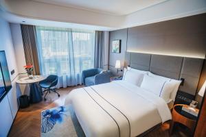 広州市にあるValue Comfort Hotel Guangzhouの大きなベッドと大きな窓があるホテルの部屋 +17枚の写真