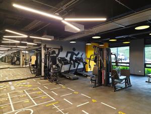 a gym with lots of treadmills and machines at AH/Loft panorámico, Cama Queen, Coworking-Parking in Bogotá