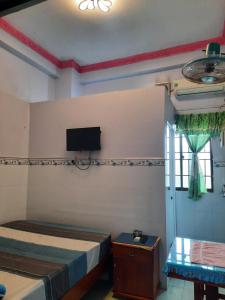 Una habitación con dos camas y un televisor en la pared. en Khách sạn Nghìn Lẻ Một Đêm,  55 fotos más