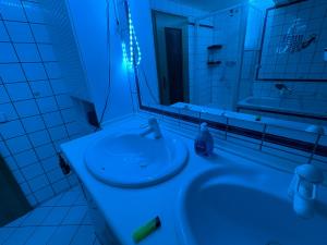 Ένα μπάνιο στο Penthouse Hostel gemischt mit Wasserbett, Jacuzzi und Grill