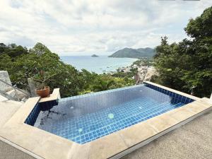 涛岛Villa Mar Koh Tao的可以看到海景的游泳池