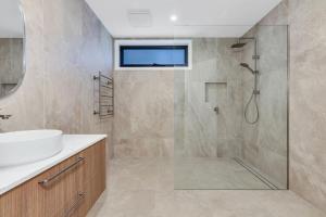 un baño con ducha y lavabo en 14 Abbott Street - Unit, en Jindabyne
