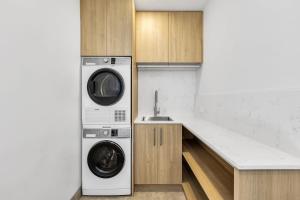 una cocina con lavadora y fregadero en 14 Abbott Street - Unit, en Jindabyne
