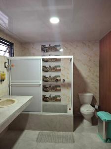 カリにあるCasa avemaríaのバスルーム(トイレ付)、棚(靴付)