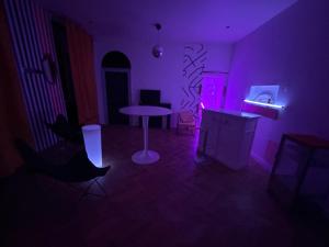 TV a/nebo společenská místnost v ubytování Appartement 4 pers - Jacuzzi & Mini-Bar - Dijon centre ville + 4 fotografie