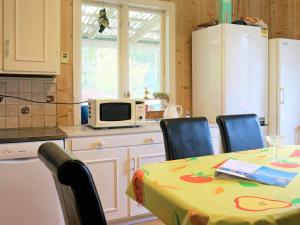 Η κουζίνα ή μικρή κουζίνα στο 8 person holiday home in HOVA