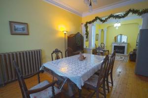a dining room with a white table and chairs at La Victorienne in Louiseville