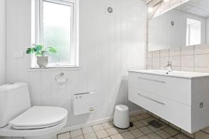 Un baño blanco con inodoro y lavabo. en K19088-Eskebjerg-Bjarnesvej-10, en Eskebjerg