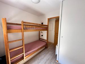a bedroom with two bunk beds and a doorway at Appartement Lanslebourg 6 pers, 2 chambres, proche pistes - FR-1-508-309 in Val Cenis