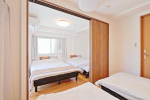 uno specchio in una stanza con due letti di V Close to Shinjuku Kabukicho Korean Town FrWIFI B a Tokyo