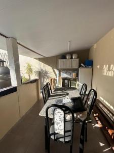 a group of tables and chairs in a kitchen at CASA COP 30 - Conjunto Marex - A poucos metros do Hangar e do Aeroporto de Belém in Belém