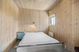 a room with a bed in a wooden wall at K20086-Store-Fuglede-Aengsvej-10 in Store Fuglede
