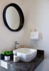 Bilik mandi di Cozy and elegant loft just steps from downtown