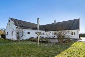 a large white building with a black roof at 20616-Samso-Norreskiftevej-40 in Brundbymark