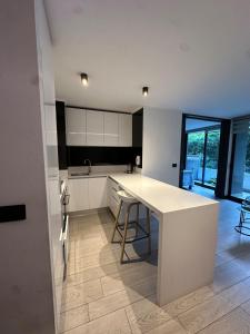 a kitchen with a white counter and a table at Cómodo y moderno departamento in Santiago