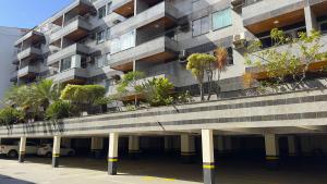 a building with plants on the side of it at Apê Cabo Frio - Praia do Forte in Cabo Frio