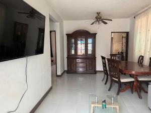 a living room with a table and a tv on a wall at Departamento completo bien ubicado in Minatitlán