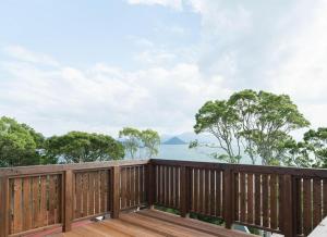 une terrasse en bois avec vue sur l'eau dans l'établissement LaVilla - Vacation STAY 27368v, à Nobotate 2 autres photos