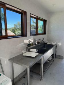 La salle de bains est pourvue d'un grand lavabo et d'un grand miroir. dans l'établissement LaVilla - Vacation STAY 27368v, à Nobotate