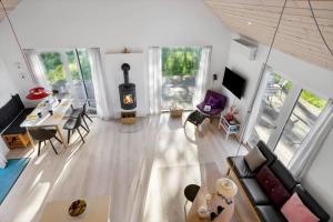 een woonkamer met een open haard bij 20142-Samso-Laerkevej-9-C in Nordby
