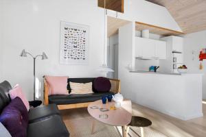 een woonkamer met een bank en een tafel bij 20142-Samso-Laerkevej-9-C in Nordby +25 foto's