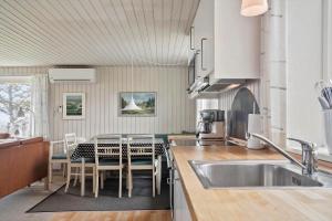 Η κουζίνα ή μικρή κουζίνα στο 20406-Samso-Strandskoven-37