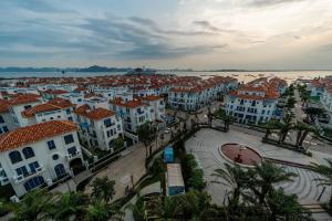 下龙湾Azure Bay Hotel的鸟瞰城市建筑