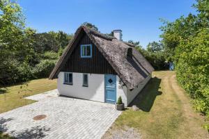 a small house with a thatched roof at 20504-Samso-Strandkrogen-39 in Sælvig