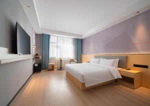 Giường trong phòng chung tại 柏曼Borrman国际酒店 ZhangJiaJie National Forest Park East Gate Branch +27 ảnh