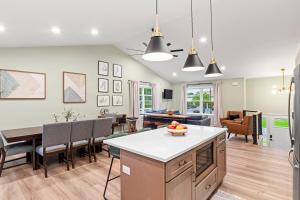 Una cocina y una sala de estar con mesa y sillas. en The Respite getaway, en Harrisburg