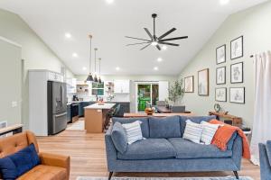 Una sala de estar con un sofá azul y una cocina. en The Respite getaway, en Harrisburg