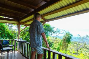 Balkoni atau teres di Wood cozy cabin with ocean views