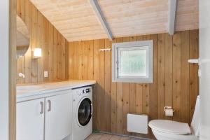 a bathroom with a washing machine and a toilet at SB113-Sydals-Oddermosen-11 in Sønderby