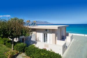 キサモスにあるBeautiful Eleniの海を背景にした白い家
