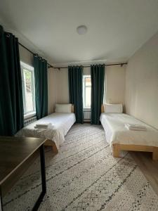 Ένα ή περισσότερα κρεβάτια σε δωμάτιο στο Табылга guest house +25 φωτογραφίες