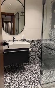 Ένα μπάνιο στο Ultra Luxury 3BR Hotel Apartment 260m