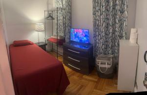 Televisyen dan/atau pusat hiburan di Bronx City Stay Private Room Near Manhattan +5 gambar