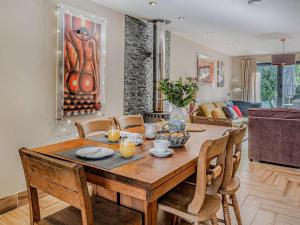 Un comedor con mesa y sillas de madera. en 3 Bed in Brockenhurst 55301, en Brockenhurst