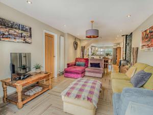 una sala de estar con un sofá y una mesa en 3 Bed in Brockenhurst 55301, en Brockenhurst