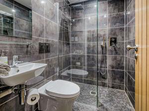 Un baño con ducha, inodoro y lavabo. en 3 Bed in Brockenhurst 55301, en Brockenhurst 15 fotos más