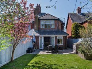 a house with a white fence and a yard at 3 Bed in Brockenhurst NFL92 in Brockenhurst