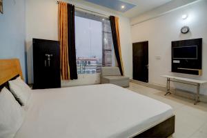 Μια τηλεόραση ή/και κέντρο ψυχαγωγίας στο Hotel O The Royals Inn +26 φωτογραφίες