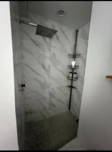 Ένα μπάνιο στο Chic 1BR apartment