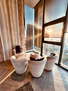 パタヤ・セントラルにあるExcellent Location - Condo Infinity Pool Pattayaの白い大鉢3つが敷かれた部屋