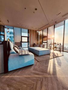 パタヤ・セントラルにあるExcellent Location - Condo Infinity Pool Pattayaの大きな窓のある広い部屋にベッドが2つあります +50枚の写真