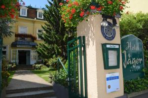 un edificio con una puerta con flores. en Hotel Jäger - family tradition since 1911, en Viena